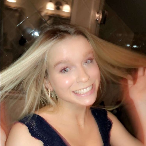 Meet your Posher, Caitlin - Picture 1 of 1